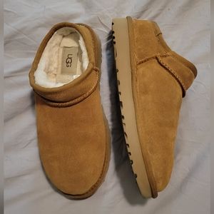 UGG women's slip on. LIKE NEW!
